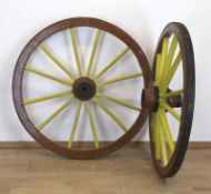2 Landauer Kutschenräder, um 1880, Holz mit Eisenreif, farbig gefaßt, Dm. 85 cm