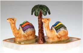 Menage, Salz- und Pfefferstreuer in Form von Kamelen auf Tablett mit Palme als Handhabe, Pressmarke