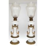 Paar Petroleumlampen, um 1900, weißes opakes Glas mit reliefierter Messingmontierung und -verzierun