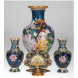 Große Vase Cloisonne , 2 kleine Vasen und Serviertenhalter, mit polychromen Floral- und Golddekor,