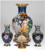 Große Vase Cloisonne , 2 kleine Vasen und Serviertenhalter, mit polychromen Floral- und Golddekor, 
