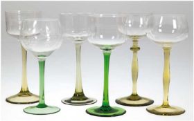 6 diverse Weingläser, mit grünem Stiel und farbloser Kuppa, H. 17,5 - 18,5 cm