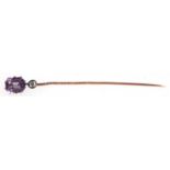 Krawattennadel, 585er GG, besetzt mit Amethyst und Diamant, L. 7 cm, im Etui