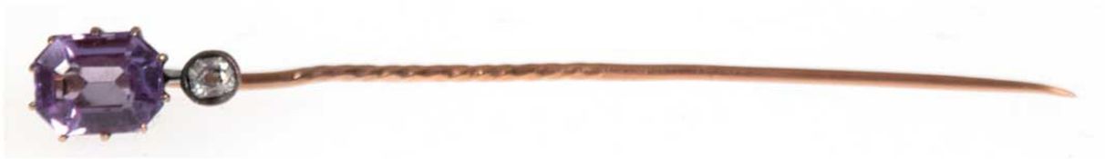 Krawattennadel, 585er GG, besetzt mit Amethyst und Diamant, L. 7 cm, im Etui