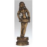 Figur "Tänzerin mit Trommel", Bronze, Indien, auf halbrundem Sockel, Bein rep., H. 21 cm