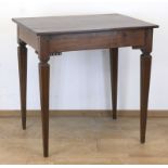 Klassizistischer Tisch, um 1800, Nußbaum, über konischen, kannelierten Beinen rechteckige Zarge mit