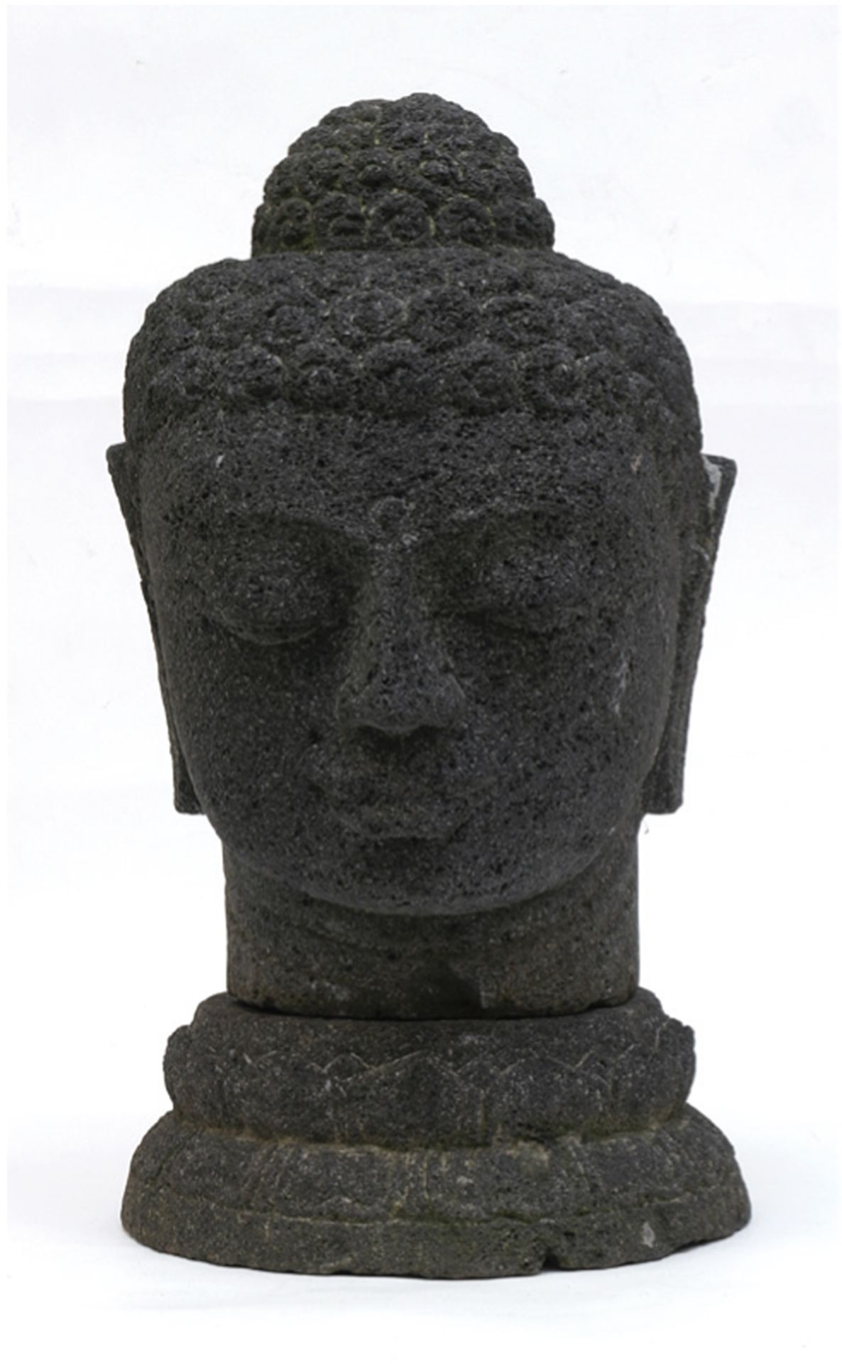 Gartenfigur "Buddhakopf, um 1980, Basalt-Steinguß, auf rundem Sockel, Sockelhöhe 9 cm, Gesamthöhe 4