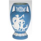 Vase, Wedgwood, Jasperware, blau mit weißem figürlichem Reliefdekor, H. 12,5 cm