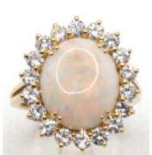 Opal-Brillant-Ring, GG, ovaler Multicolor-Opal mit einer Entourage von 18 Brillanten von zus. ca. 1