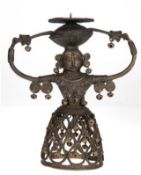 Kerzenleuchter "Frau im Gewand mit Glocken verziert", Sri Lanka 19. Jh., Metall geformt, 28 cm