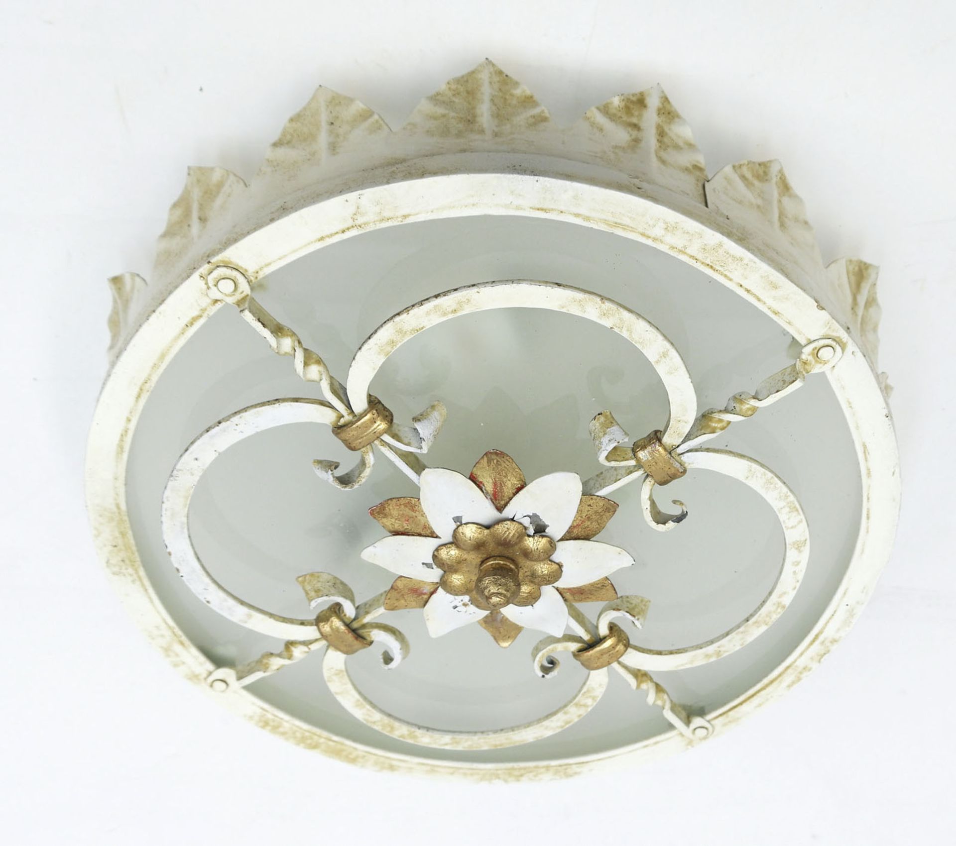 Deckenlampe, Reindl, Schmiedeeisen, weiß/gold gefaßt, 3-flammig, H. 13 cm, Dm. 32 cm