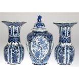 Paar Vasen und Deckelvase (ergänzter Deckel best.), in Delfter Art, Boch Belgien, mit floralem Blau