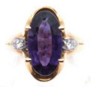 Amethyst-Brillant-Ring, 585er GG, phantasievolle Juweliersarbeit mit farbenprächtigem, ovalem, face