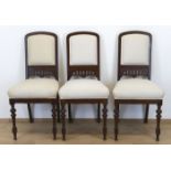 3 Stühle, um 1900, Mahagoni, gedrechselte Beine, gepolsterter Sitz und Rückenlehne mit weißem Stoff