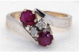 Ring, sogenannter "TOI & MOI" Ring, zwei rund facettierte Rubine und 2 Diamanten  585er WG, Innendu