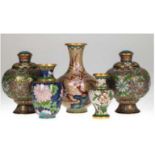 3 kleine Cloisonne Vasen und 2 Deckelvasen, mit polychromen Blumendekor, Gebrauchspuren, H. 11 cm-