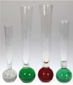 4 Orchideenvasen, Glas, kugelförmiger z.T. farbiger Stand mit Luftblasen, konische farblose Kuppa, 