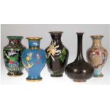 5 Cloisonne Vasen, mit polychromem Blumendekor, versch. Größen und Formen, Gebrauchspuren, H. 21,5