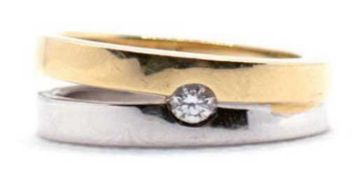 Brillant-Ring, 585er WG/GG, 8,8 g, gespreizte Ringschiene besetzt mit Brillantsolitär von 0,12 ct, 