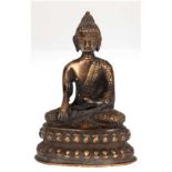 Buddha-Figur "Buddha mit Erdberührungsgeste auf doppeltem Lotosthron", Bronze, H. 15 cm