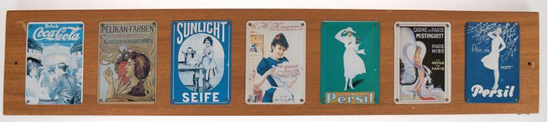 Holztafel mit Werbeplakaten, dabei "Coca Cola", "Pelikan Farben", "Sunlicht-Seife", Knorre Fleischb