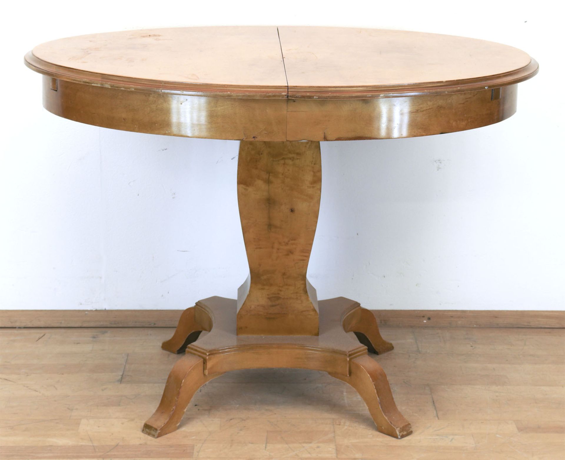 Tisch im Biedermeierstil, Birke massiv, über 4-passig eingebogter Fußplatte auf geschwungenen Füßen