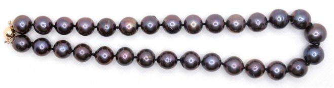 Perlen-Kette, Tahitizuchtperlen, farbveredelt, mit Wachstumsmerkmalen, Dm- 12-14 mm, Kugelschließe 
