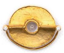Brillant-Mondstein-Brosche, 585er GG, 11,25 g, ovale Form mit zentralem runden Mondstein und beidse