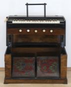 Biedermeier-Reiseharmonium, Mahagoni furniert, 2 Pedale, frontseitig 5 Register, Bein- und Ebenholz