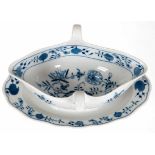 Meissen-Sauciere, Zwiebelmuster, Neuer Ausschnitt, 2. Wahl, 10x25x15 cm