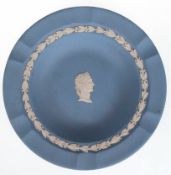 Aschenbecher, Wedgwood, blau mit weißem Reliefdekor, Dm. 18 cm