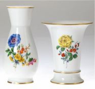 2 Meissen-Vasen, Bunte Blume 2 und 4, Goldrand, 1. und 2. Wahl, 1x Stand etwas bestoßen, H. 14 und 