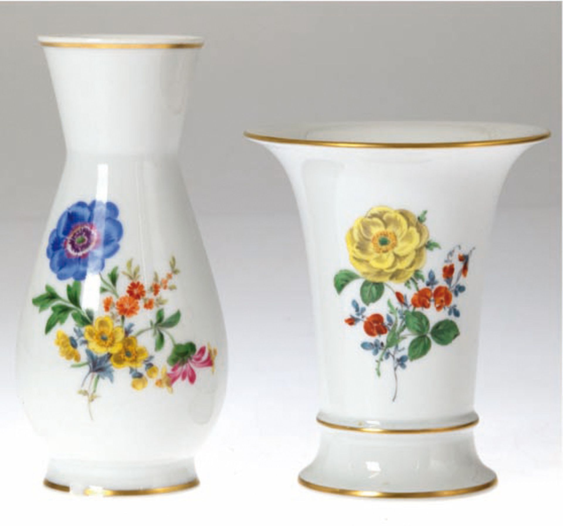 2 Meissen-Vasen, Bunte Blume 2 und 4, Goldrand, 1. und 2. Wahl, 1x Stand etwas bestoßen, H. 14 und