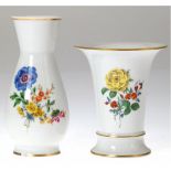 2 Meissen-Vasen, Bunte Blume 2 und 4, Goldrand, 1. und 2. Wahl, 1x Stand etwas bestoßen, H. 14 und