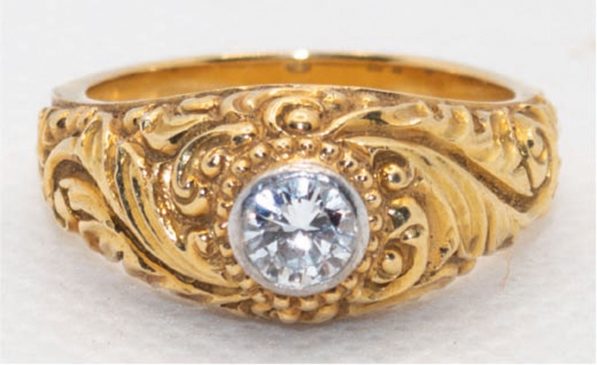 Brillant-Ring, 750er GG, 10,77 g, besetzt mit Solitär von 0,5 ct, vsi, floral reliefierte Schiene,