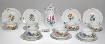 Meissen-Kaffeeservice für 7 Pers., Bunte Blume, bestehend aus Kaffeekanne (Deckel min. best.),