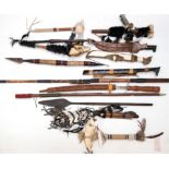 13-teilige Sammlung von Indianer-Waffen, Südamerika, dabei Dolch, Speer, Taschen für Pfeile und Tom
