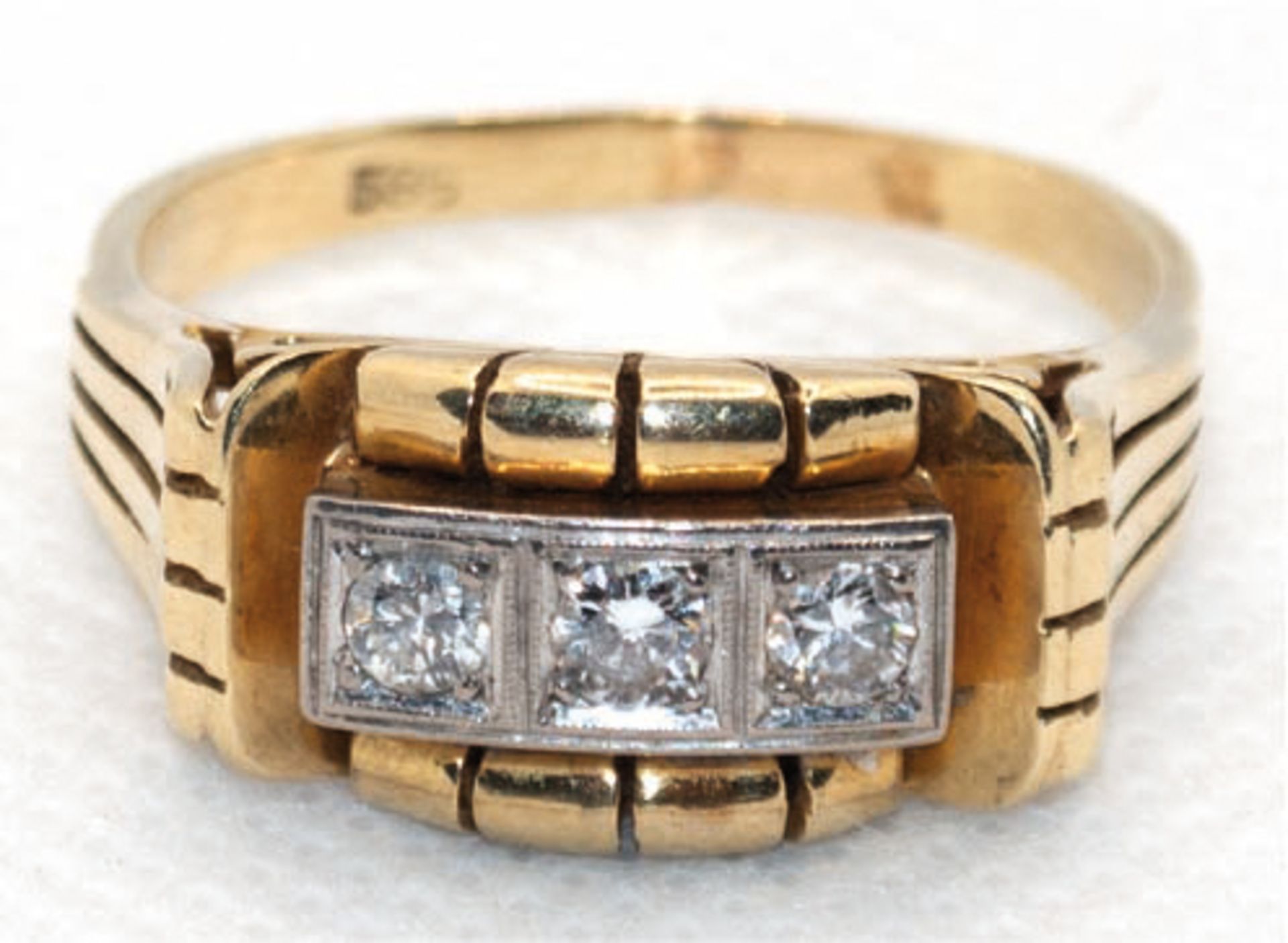 Brillant-Ring, 585er GG/WG, 7,5 g, gefächerte Ringschulter, mit 3 in Reihe gefaßten Brillanten von 