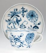 Meissen-Kaffeetasse mit UT, Zwiebelmuster, Neuer Ausschnitt, 1. Wahl, Tasse H. 6,5 cm