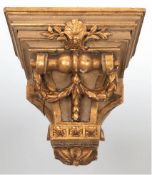 Wandeckkonsole, Holz, geschnitzt und gold gefasst, Gebrauchspuren, H. 24 cm