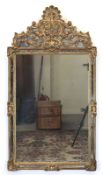 Wandspiegel im Barockstil, 20. Jh., Holz mit Stuckverzierungen, vergoldet, Randfelder und Bekrönung