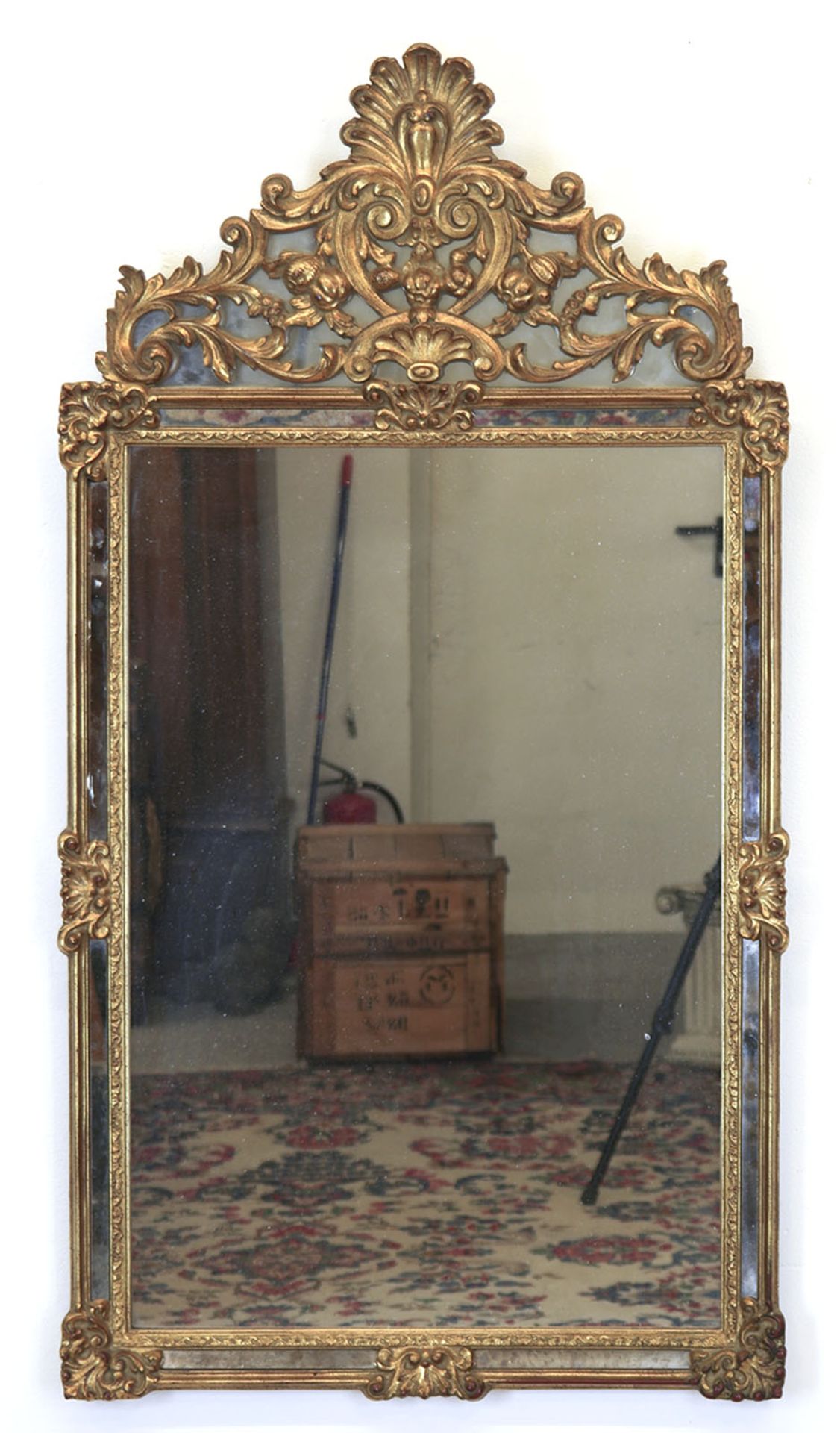 Wandspiegel im Barockstil, 20. Jh., Holz mit Stuckverzierungen, vergoldet, Randfelder und Bekrönung