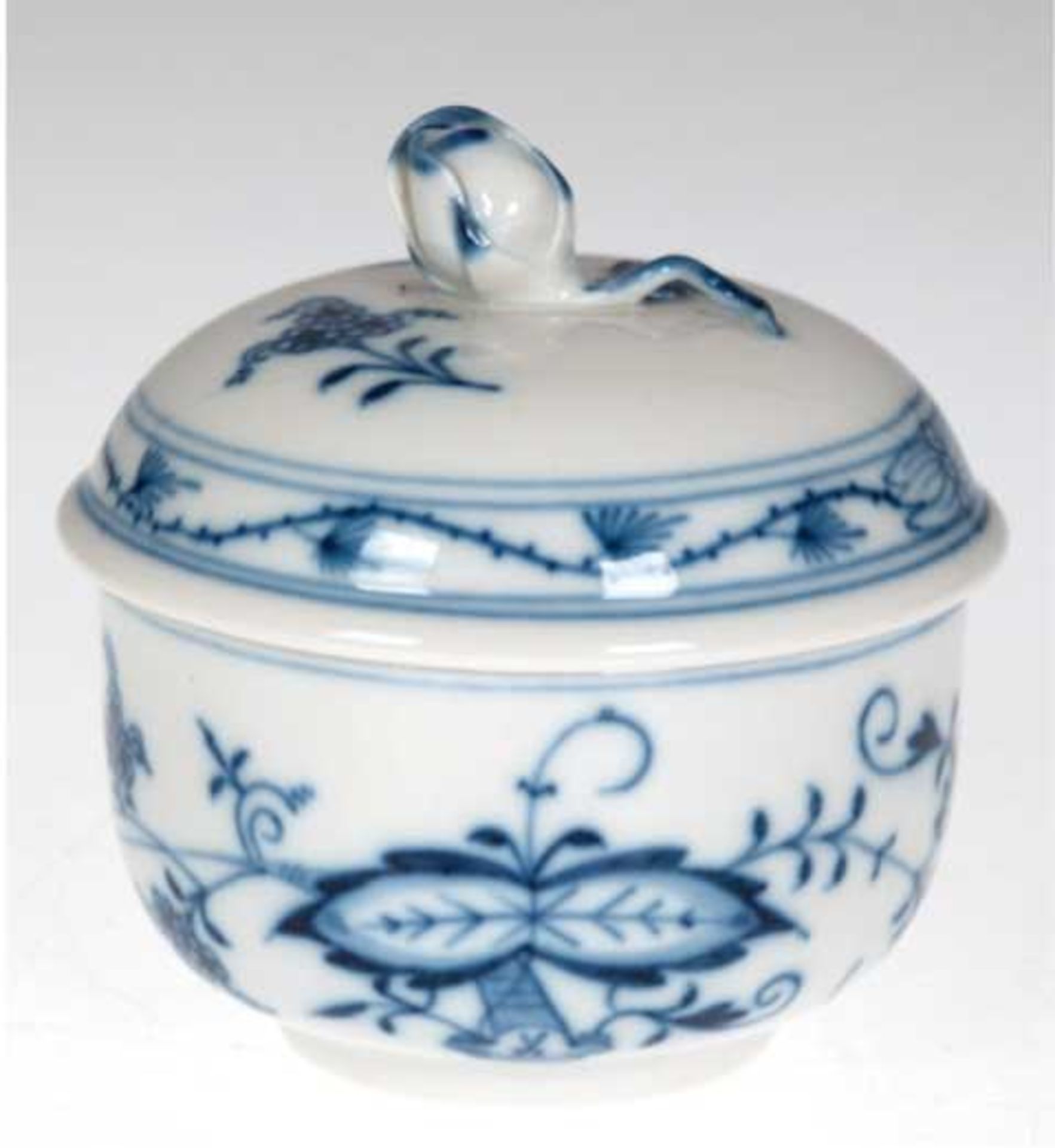 Meissen-Zuckerdose, Zwiebelmuster, Unterglasur blaue Schwertermarke, 1. Wahl, H. 8,5 cm