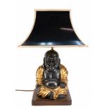 Buddha-Tischlampe, 1-flammig, Lampenfuß als Buddha, Gold gefasst, schwarzer, eckiger Lampenschirm,