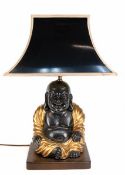 Buddha-Tischlampe, 1-flammig, Lampenfuß als Buddha, Gold gefasst, schwarzer, eckiger Lampenschirm, 