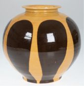 Keramik-Vase, stark gebaucht, senffarben-braun glasiert, undeutl. Pressmarke, H. 19,5 cm