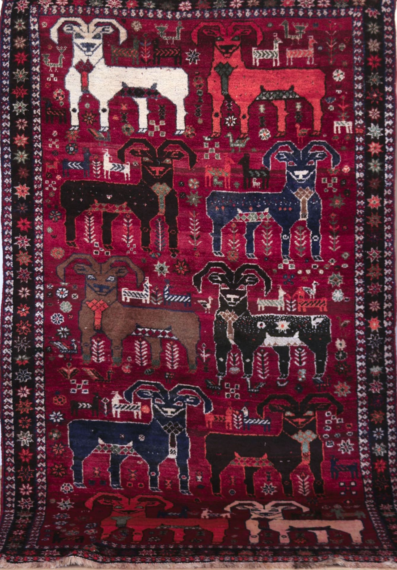 Gabbeh, rotgrundig mit Tiermotiven, Gebrauchspuren, 200x125 cm