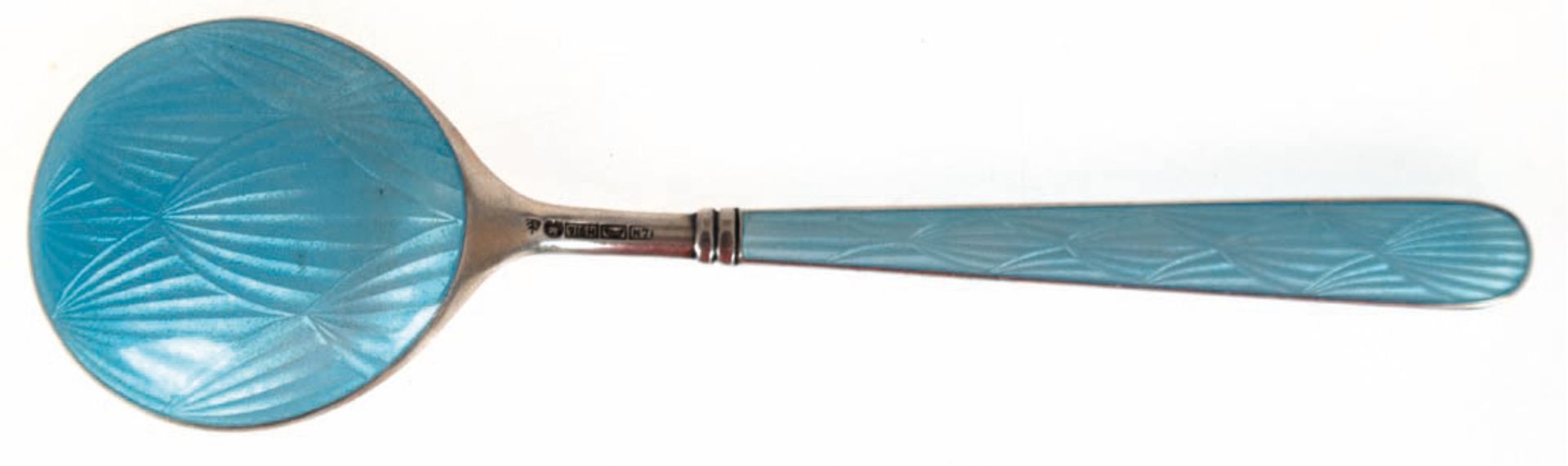 Zuckerlöffel, 916er Silber, guillochiert, hellblaue Transluzidemaille, punziert, ca. 29 g, L. 13 cm - Bild 2 aus 2