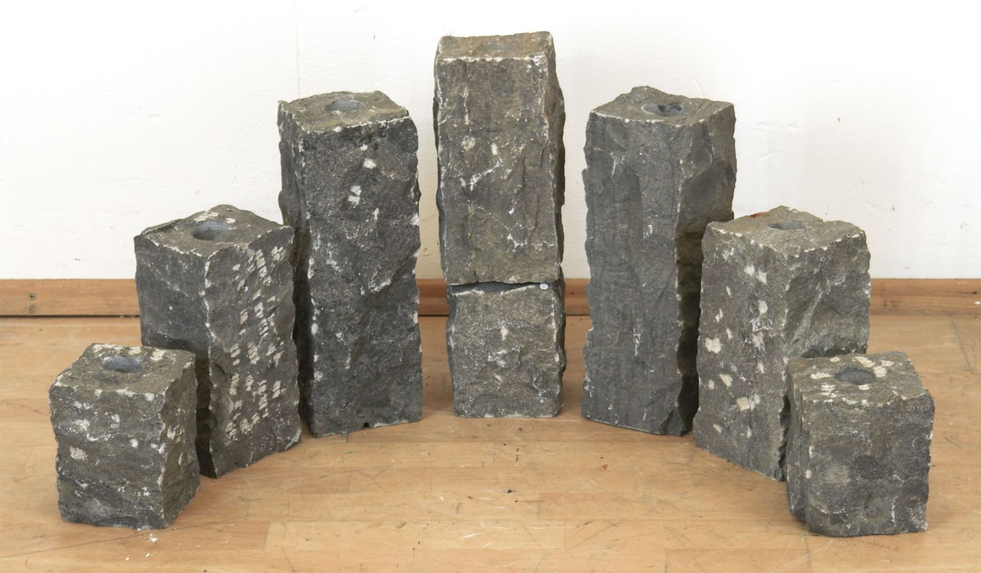 8 Brunnenelemente, Granit, mit zentralem Loch versehen, individuell stellbar, vierkantig mit Strukt