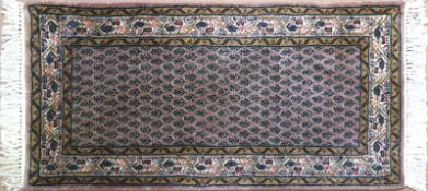 Teppich, handgeknüpft, durchgehendes Muster auf rosafarbenem Grund, 120x60 cm